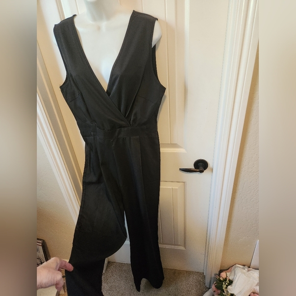 Gorman Black Vneck Faux Wrap Front Jumpsuit Size M | Like New - Picture 6 of 7